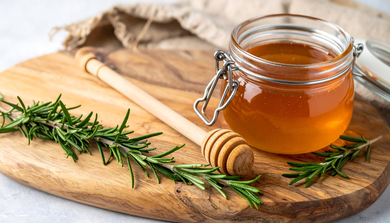 Gros plan sur un pot de miel accompagné d'une branche de thym